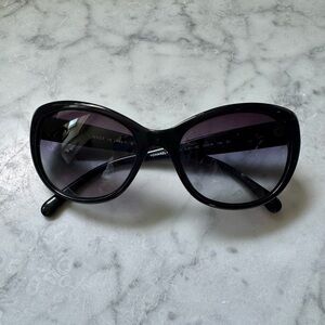 CHANEL Black Sunglasses with pearl flowers